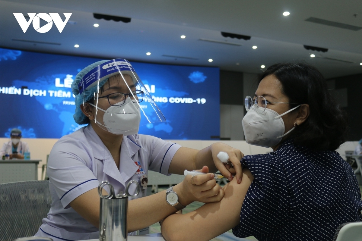Bộ Y tế yêu cầu Hà Nội, TP.HCM hoàn thành tiêm vaccine mũi 1 trước 15/9